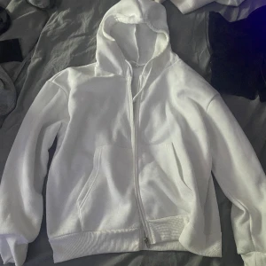 Vit kofta  - Säljer en vit kofta eller hoodie från SHEIN aldrig använt fint skick👚🩷