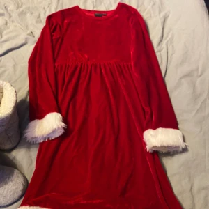 Jul klänning  - Säljer min julklänning jag haft två julafton bara så fint skick från my Wear Young🩷👚