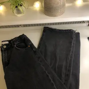 Svarta raka jeans i mid-waist💓