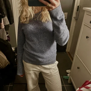 Stickad tröja - Blå stickad tröja från vero Moda. Endast använd några gånger, fint skick men lite noppig (se bild)🥰