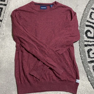Scotch & soda sweatshirt  - Tja! Säljer nu min snygga tröja som är ganska stor på mig använt den typ 2 gånger, det är Strlk S men passar M,skriv för mer bilder eller frågor.