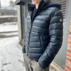 Colmar jacka (HELT NY MED TAGS) - Jag säljer denna snygga colmar jackan. Storlek är 52. Jackan är helt ny och har taggs samt även en colmar Galje. Nypris på denna ligger på 5000-6000kr