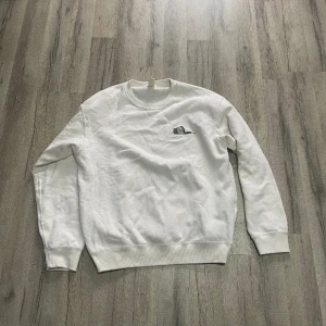 Kaws - Säljer denna oanvända kaws tröja. Storlek M. Pris kan diskuteras 