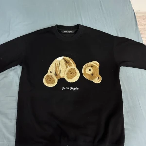 Palm Angels tröja - Jätte fin Palm angels tröja, Teddy. Storlek M. Skicket är 9/10 då den är använd ett fåtal gånger. Pris kan diskuteras.