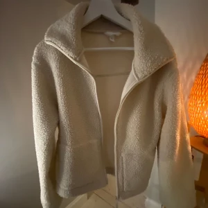 Teddyjacka hm - Beige teddyjacka från hm, bara använd 2-3 gånger så superbra skick!💗