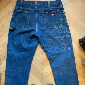 DM INNAN KÖP. Säljer mina Dickies carpenter jeans. Väldigt nice material och bra kvalitet på brallorna. De är köpta second hand men utöver det knappt använda av mig. Hör gärna av dig med frågor 😊