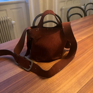 Acne Musubi Mini Studs In Rust Brown - Populära Acne Musubi i en variant som inte längre går att få tag på.   Postas eller hämtas i Vasastan