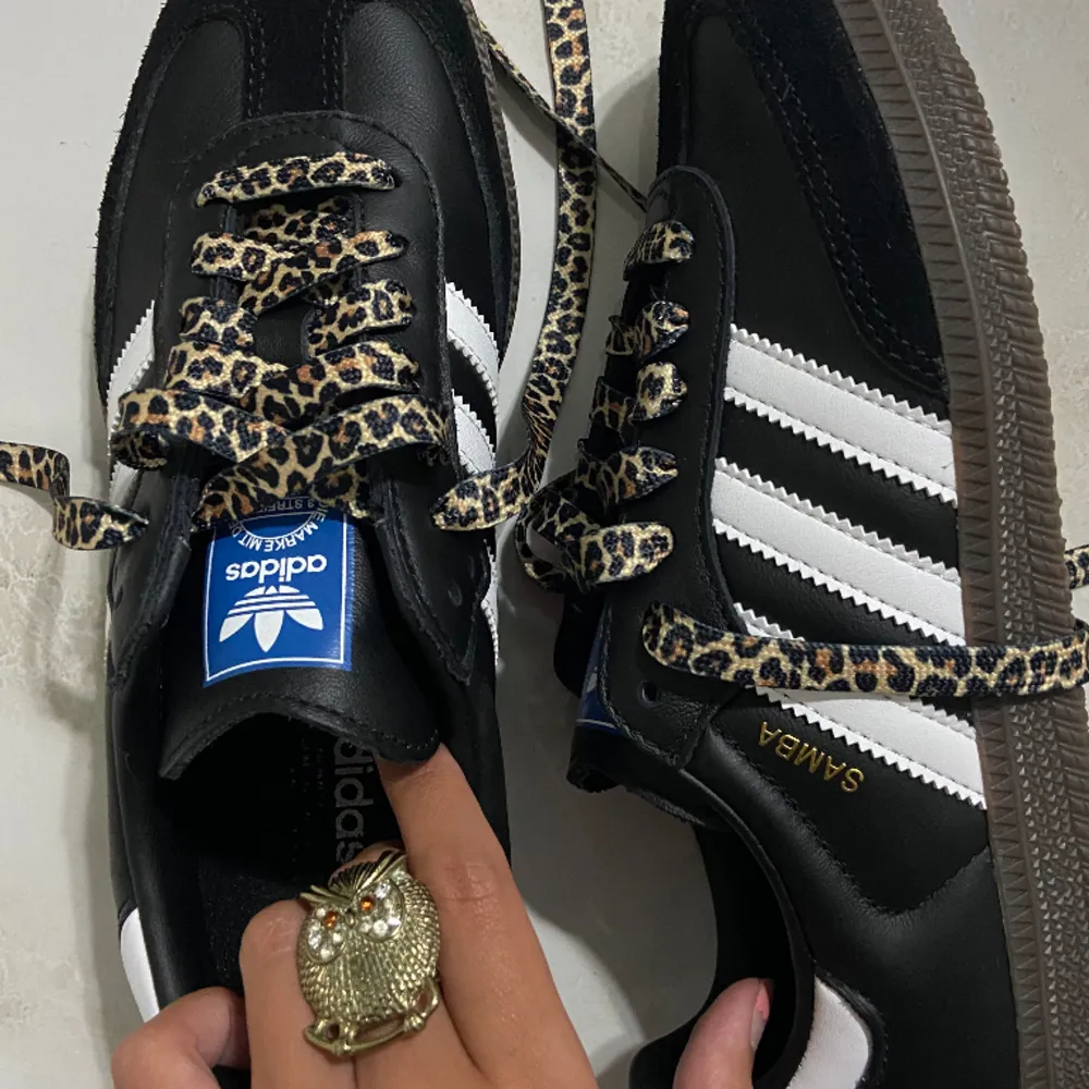 Köpte leopard skosnören. Köpte ett extra till för ett par skor, OANDVÄNT LIGGER I PAKET. Men kommer ej till användning. ÄLSKAR leopard print och så snygg detalj till skorna 🐆🎀💓 KÖPTE DEM I LA FÖR 400!!!!. Skor.
