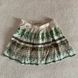 Otroligt gullig kjol från en äldre ZARA kollektion. Dold dragkedja på sidan. I nyskick med tags kvar. Storlek S men liten i storleken. Först till kvarn. Använd gärna köp nu 🌻