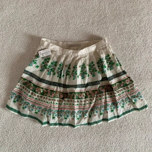 ZARA BLOMMIG KJOL VINTAGE - Otroligt gullig kjol från en äldre ZARA kollektion. Dold dragkedja på sidan. I nyskick med tags kvar. Storlek S men liten i storleken. Först till kvarn. Använd gärna köp nu 🌻