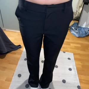 Kostymbyxor  - Säljer dessa kostymbyxor i modellen ”Vilma” från bikbok. Storlek 38 men sitter mer som 36❤️