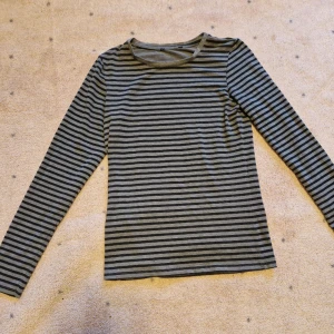 Svart randig tröja - Bra skick