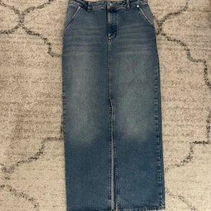 Jeanskjol - Blå jeanskjol med slitsar från NA-KD, aldrig använd! Köpt för 599kr🌟💓