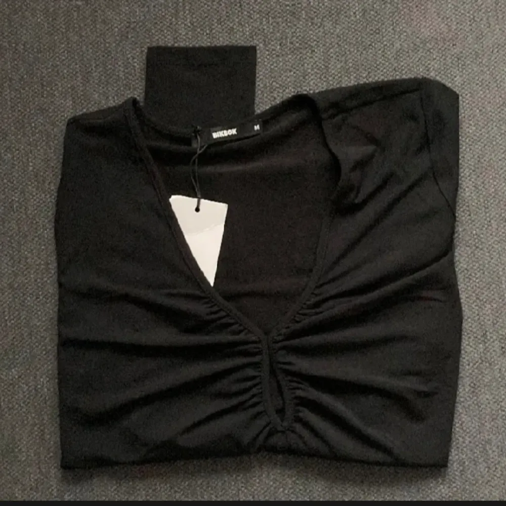   En svart långärmad tröja med fin urringning!  Aldrig använd! Prislappen är  kvar på! Köpte den för 260 kr men säljer den för 200 kr inklusive frakt! 95% polyester, 5% elastan   Om det finns frågor är det bara att skriva till mig!🤍 . Toppar.