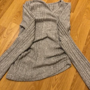 Mjuk tröja - En jättemjuktröja från Shein, den sitter lite tajt i armarna och den sitter INTE snett, den ska vara så. En unik urringning som är jättefin💕