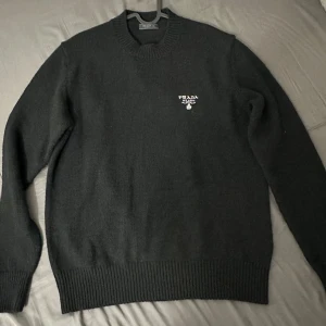 Prada tröja stickad  - Använt en gång.