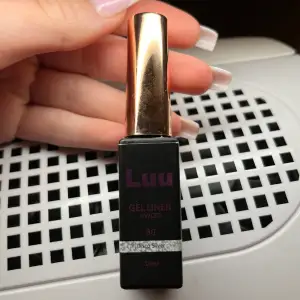 En gel liner i färgen Disco silver från Luu nails, ändast använd 1 gång, insåg att jag köpt fel och gick inte att skicka tillbaka💕