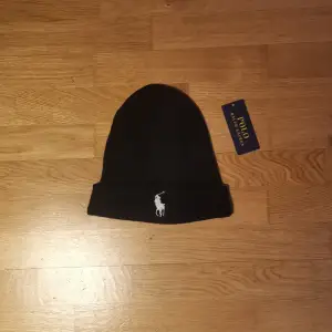 Polo ralph lauren köpt januari knappast använd. Perfekt för dig som gillar polo ralph lauren. Storleken är 18-20 men funkar om du har mindre ochså. (köpt ifrån polo ralph laurens hemsida) 