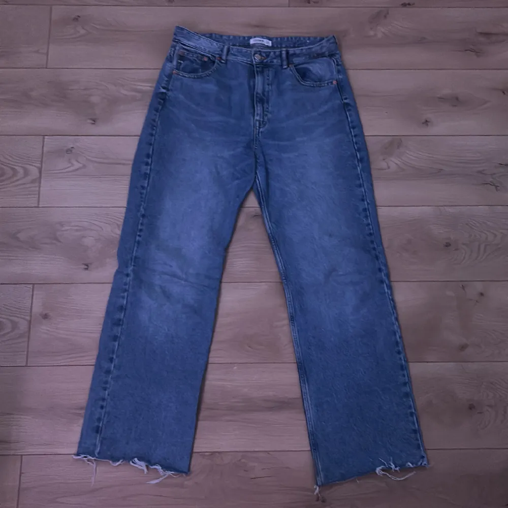 Blåa jeans   Pull&bear  storlek 44. Jeans & Byxor.