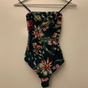 Mönstrad baddräkt - Snygg mönstrad baddräkt i mycket bra skick! Aldrig använd! Passar XXS-XS