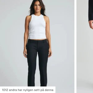 Lågmidjade kostymbyxor  - Säljer nu mina älskade lågmidjade kostymbyxor från bikbok då de börjat bli lite små💗 använda men inga defekter alls, ser fortfarande nya ut. De sitter bra i längd på mig som är 1,70