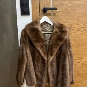 Mink fur jacket/ coat from Jordan Pelzhaus - Real fur. The jacket is beautiful and in perfect condition: no holes, no scratches, no loss of fur, no damages at all. This is a beautiful vintage fur jacket that is warm and cozy.