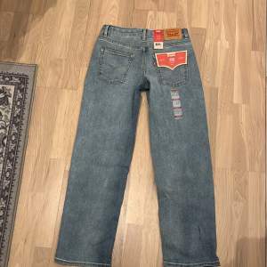Helt nya jeans från Levi’s, modellen Loose Taper i storlek 164 (14). 