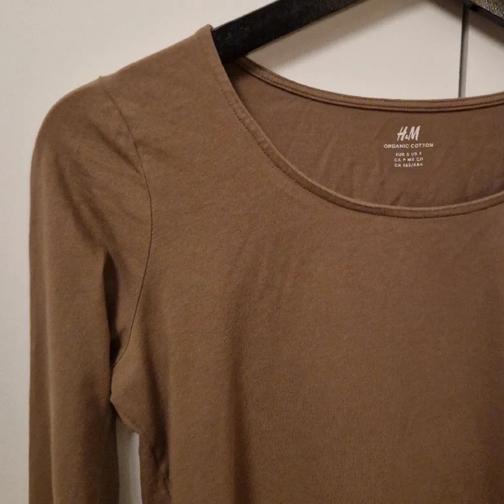 Säljer denna fina långärmade tröja pga att den tyvärr inte kommer till användning. Väldigt bra skick. Skriv om du undrar något :) . Tröjor & Koftor.