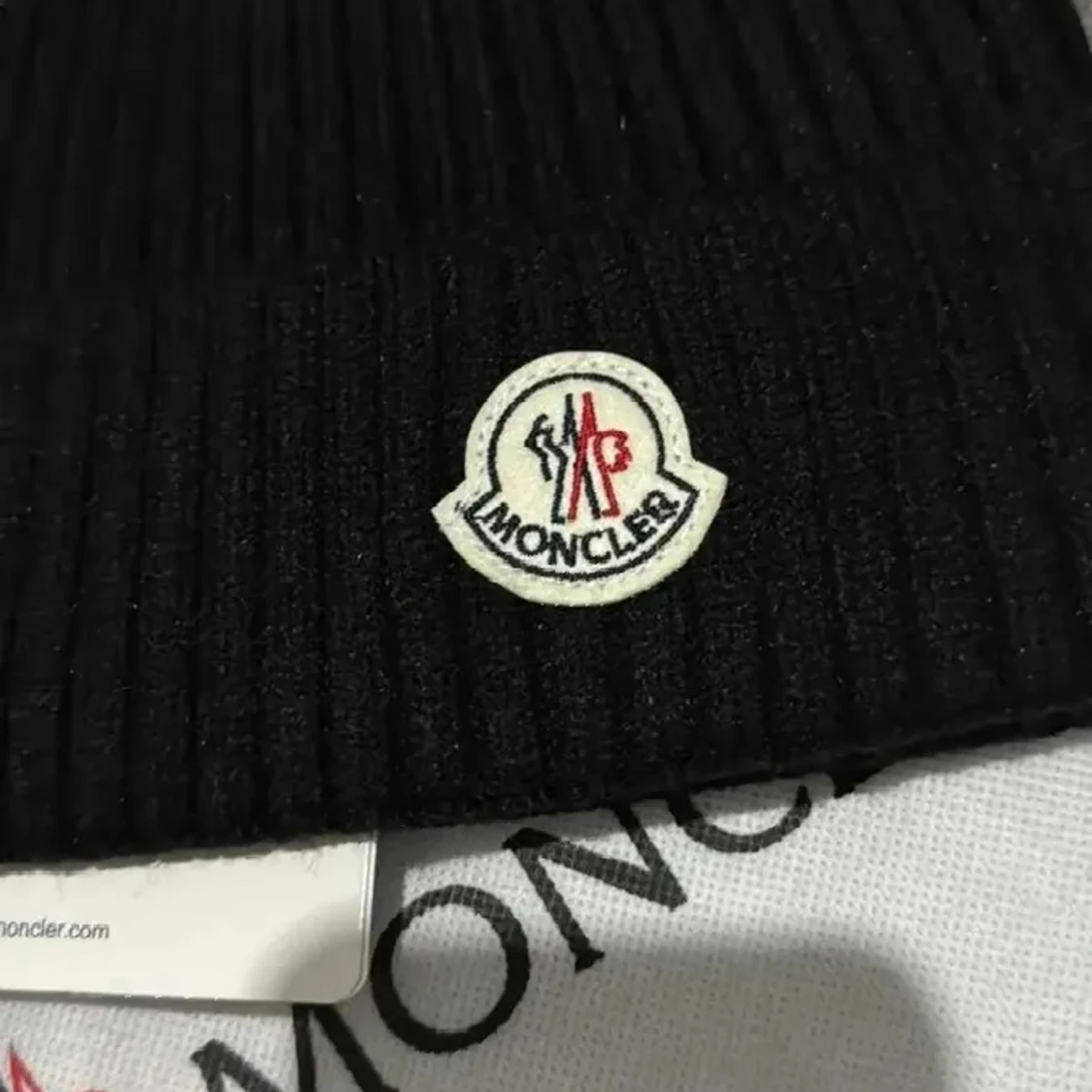 Moncler mössa svart