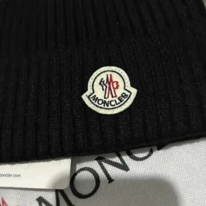 Moncler mössa svart - Helt ny moncler mössa till salu färg svart.