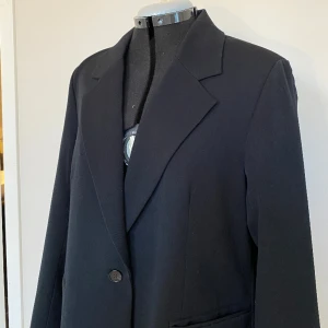 Blazer - Svart blazer i oversize-fit från bikbok Storlek M, har själv oftast storlek S och tycker den passar snyggt oversize! Köpt för 600kr, mycket bra skick! 
