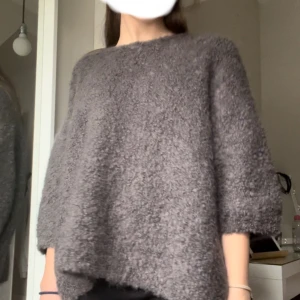 Grå stickad t-shirt - Grå stickad tre kvarts armad tröja från Lindex i storlek xs. Köpt för 599 säljer för 399 och är bara använd en gång! Ny skick. Skriv privat för frågor. Priset går kanske att diskutera och är möjligtvis öppen för byte!