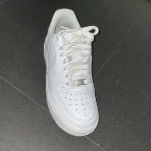 Nike air force 1  - Nypris: 1400 Säljer ett par af1 för 900 skicket är bra på dem skulle säga 9.5/10  dem är i storlek 37.5 dem är som helt nya och säljer för ungefär dem för 500 kr mindre en nypris