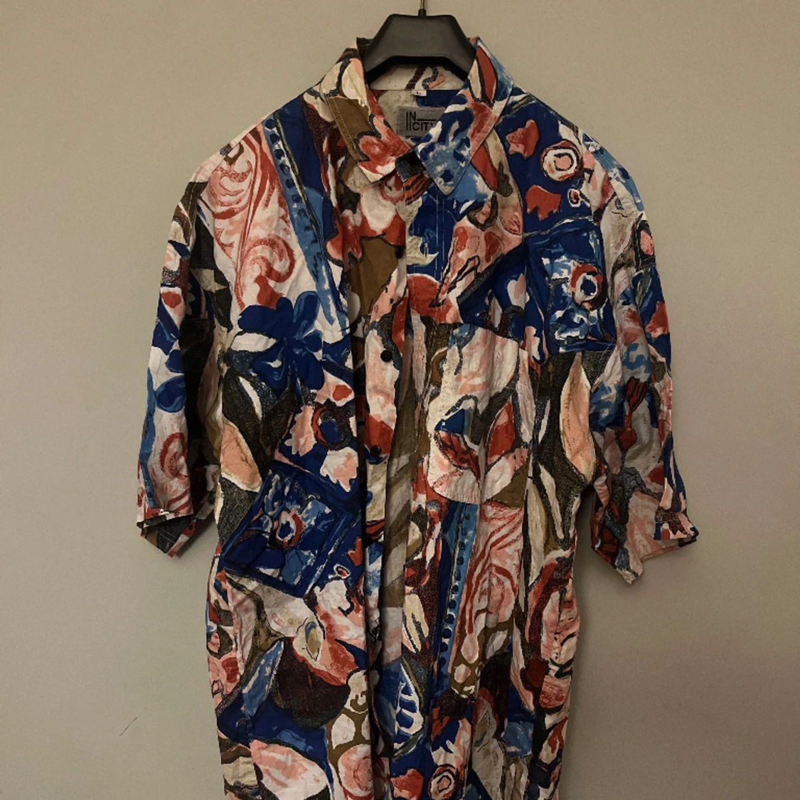 Färgglad skjorta 👕  - 90