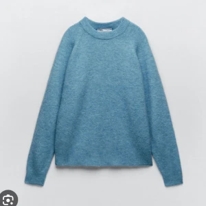 Zara stickad tröja alpacka - Superfin blå ull och alpacka tröja från zara! Den är inte alls använd och är i nyskick! Så fin färg och bra material som är jättehållbart! Storlek M men passar mindre och större storlekar också! Passar mig som oftast bär storlek S