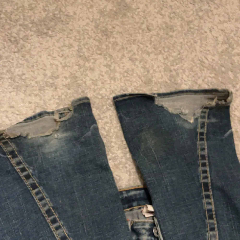 Säljer mina true religion jeans som är köpta här på plick! Lite slitningar längst ner men inget man märker av💕. Jeans & Byxor.