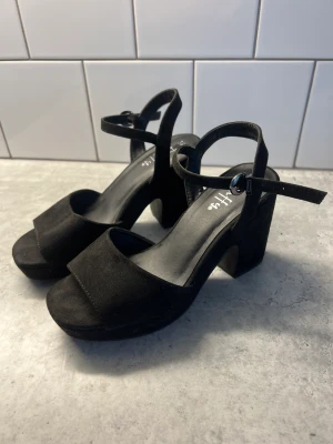 Svarta klackskor - Snygga svarta klackar från Duffy. Endast använda en gång. Stl. 36. Nypris 499kr.