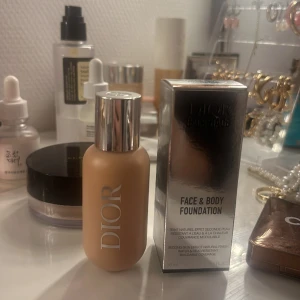 Dior Backstage foundation  - Hej! Säljer min dior foundation då den var för mörk för mig. Endast testad, förpackning finns kvar. Färg 2cr. Kan bytas mot ljusare färg
