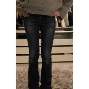 Super snygga och unika Lågmidjade jeans! De är ifrån GAP i storlek s, de är tyvärr lite korta på mig som är ca 170, innerbenslängden är cirka 76cm. Har så fina detaljer med framfickorna, passar till allt!!💓💓