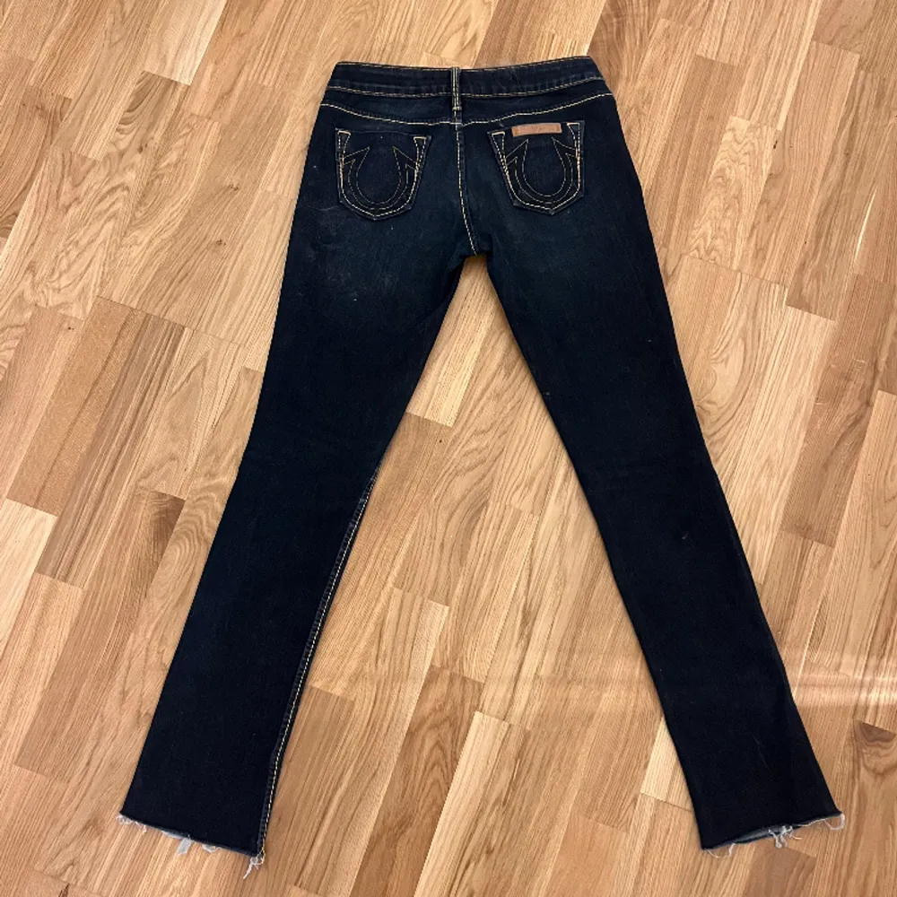 Fina true religion jeans i skinny modell.  32,5 cm i midjan och 74cm i innerben. Jeans & Byxor.