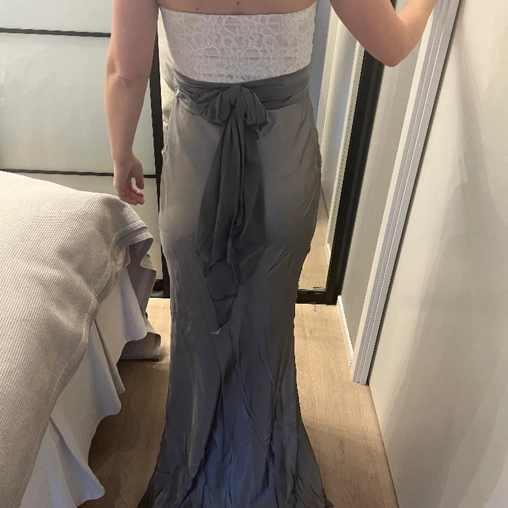 Så fin egendesignad klänning till bröllop i  materialet silke, storlek S🫶. Klänningar.