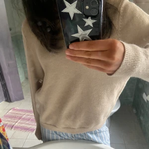 Stickad tröja - Säljer denna supersnygga tröja som jag köpte för länge sen på plick men inte använt så mycket så därlför säljer jag den igen. Storlek S, men passar XS super också och M ganska bra💞 Pris kan diskuteras 