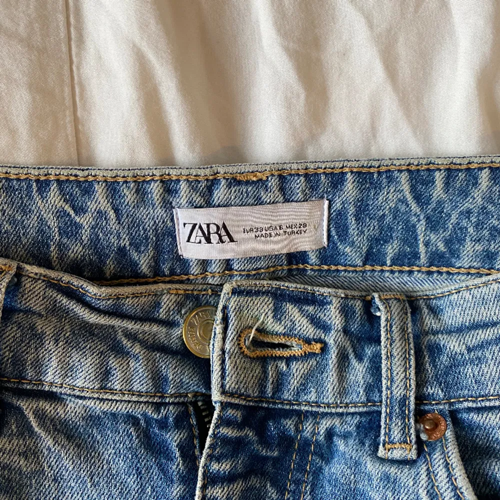 Super fina zara jeans som tyvärr blivit lite för stora för mig. Köpte dom för ca 2 år sedan men de är i väldigt bra skick. Jag är 176 och bär vanligtvis s 36  . Jeans & Byxor.