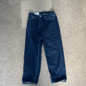 Loose fit jeans - Storlek 30/32 Väll använda, litet håll längst ner på ena benet 