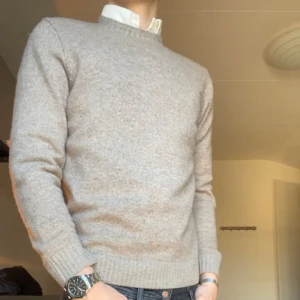 massimodutti tröja  - Tja! Säljer min beigea stickade tröja från massimodutti i storlek M. Är i fint skick men lite nopprig på vissa ställen, går att fixa till. Köpt för 799kr.