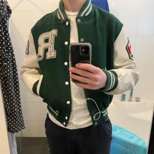 Vintage Varsityjacka - Säljer min Roots Canada vintage varsityjacka. Jackan är i bra vintage skick. Jackan är storlek M och sitter bra på mig som är 1,80.   Hör av er om ni är intresserade 