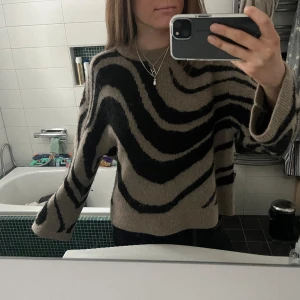 Stickad tröja  - Snyggaste tröjan från other stories. Skriv för fler bilder! ❤️köp direkt för 450kr