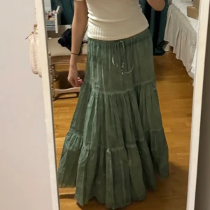 Långkjol - Säljer denna super snygga långkjolen!! Från zara i storlek M. 