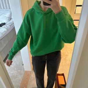 GinaTricot hoodie - Säljer en oversized grön hoodie  från GinaTricot. Storlek S 70kr+frakt
