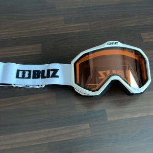 Skidglasögon  - Nya och helt oanvända skidglasögon ifrån Bliz som är junior storlek. Köpta från Intersport. Kp för mer frågor/bilder